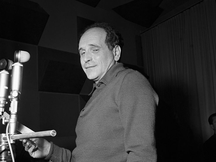 Léo Ferré durant l'enregistrement de Triomphe variétés en 1961