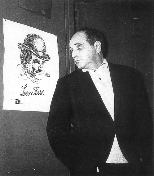 Léo Ferré regardant le dessin réalisé par Maurice Frot pour le programme du Vieux-Colombier