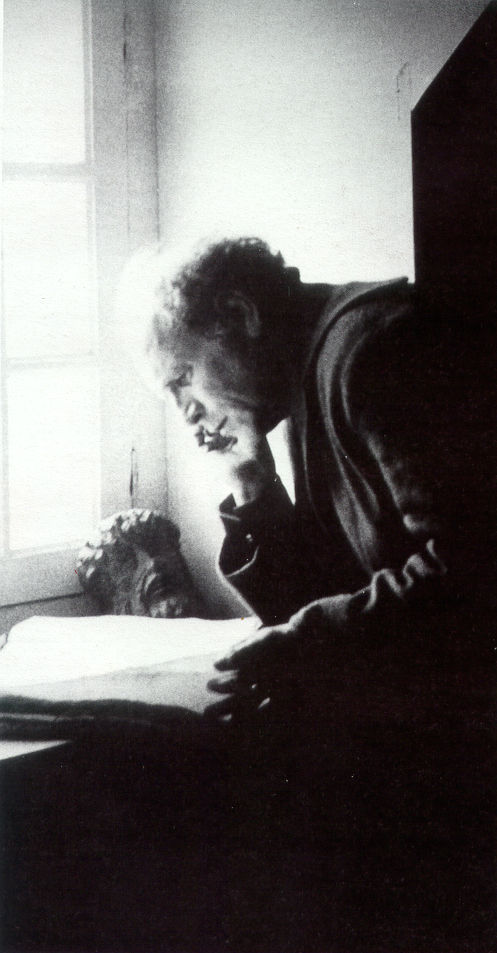 Léo Ferré - Lisant le manuscrit de son opéra La Vie d'Artiste