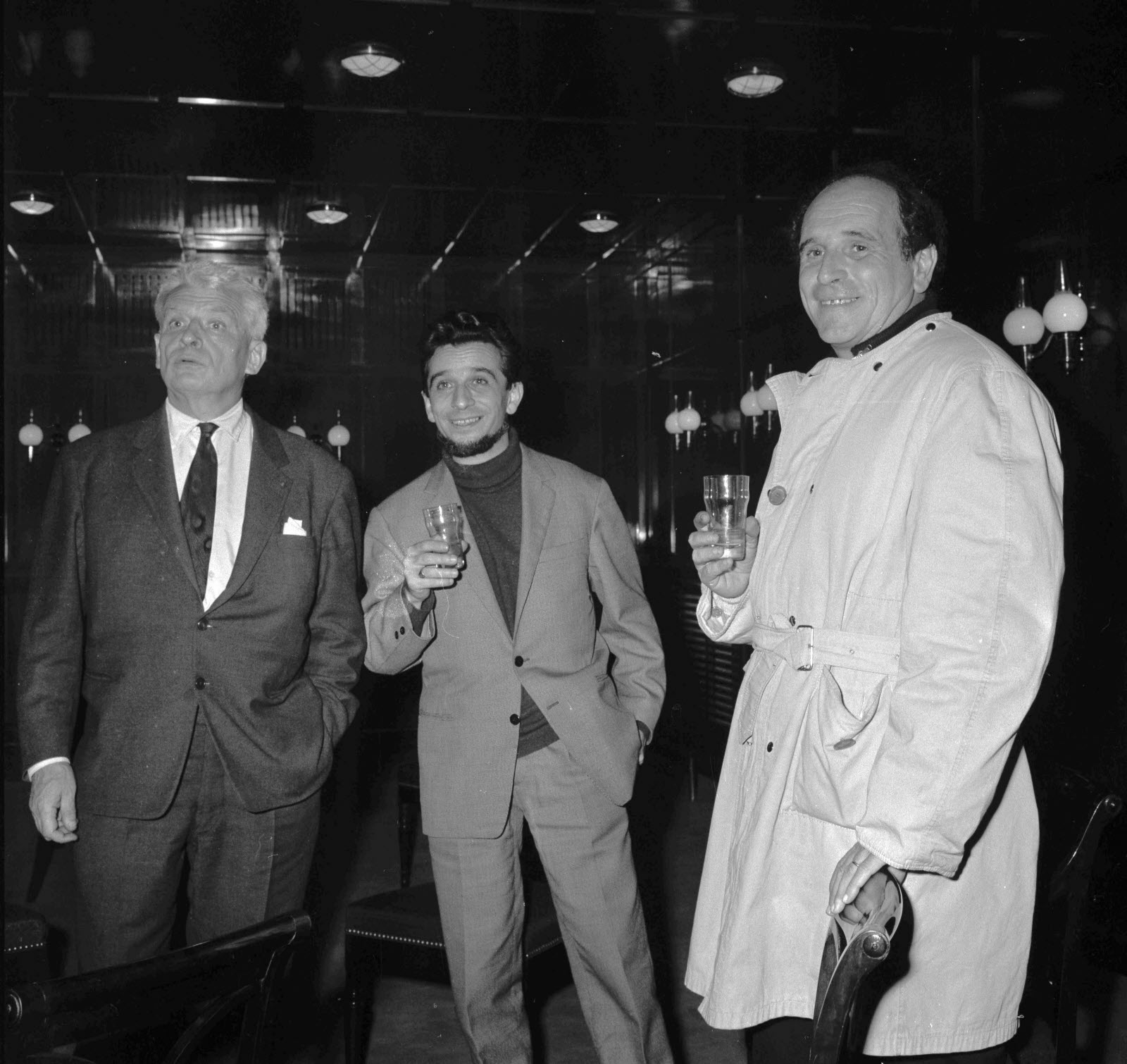 Léo Ferré (à droite pour les plus jeunes) est en visite dans notre journal  - Archives Le Progrès 1964