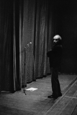 Léo Ferré, avant d'entrer en scène. Strasbourg (Bas-Rhin) 1970