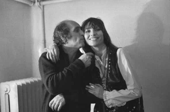 Léo Ferré et Elsa Martinelli, actrice italienne. Paris, maison de la Mutualité, 1970