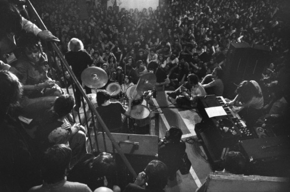 Léo Ferré sur scène avec le groupe Zoo en 1971