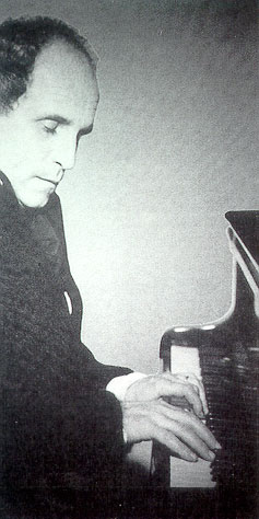 Léo Ferré au piano