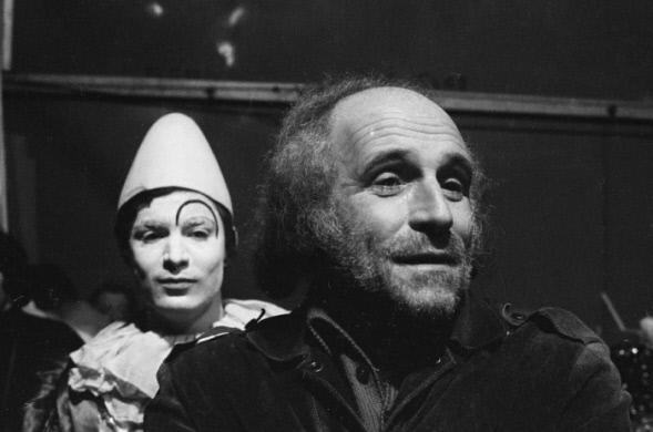 Léo Ferré avec un clown, mars 1970