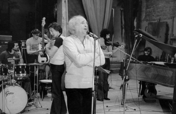 Léo Ferré sur scène avec le groupe Zoo en 1971