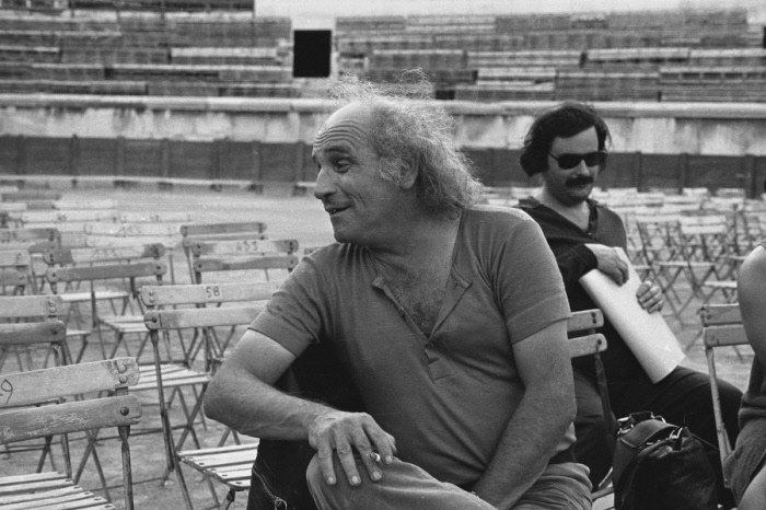 Léo Ferré et son accompagnateur Paul Castanier, aux Arènes de Nîmes. 1972