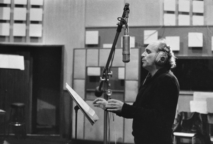 Léo Ferré lors d'une séance d'enregistrement - Studio Barclay