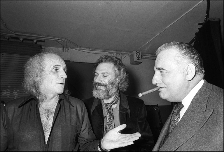 Le chanteur Léo Ferré parle avec le chanteur Georges Moustaki (c) et Bruno Coquatrix
